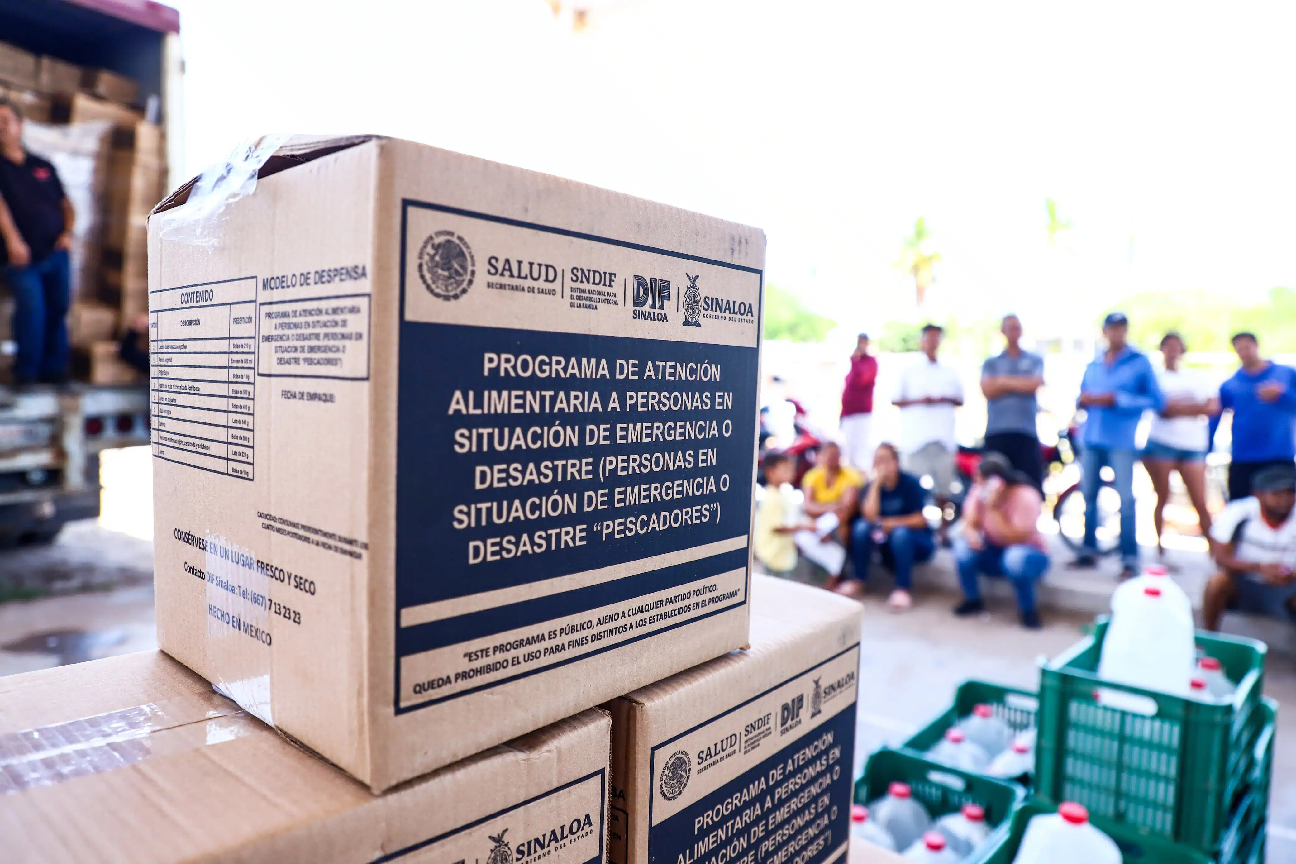 Cajas con despensas del DIF Sinaloa entregadas a pescadores en Navolato