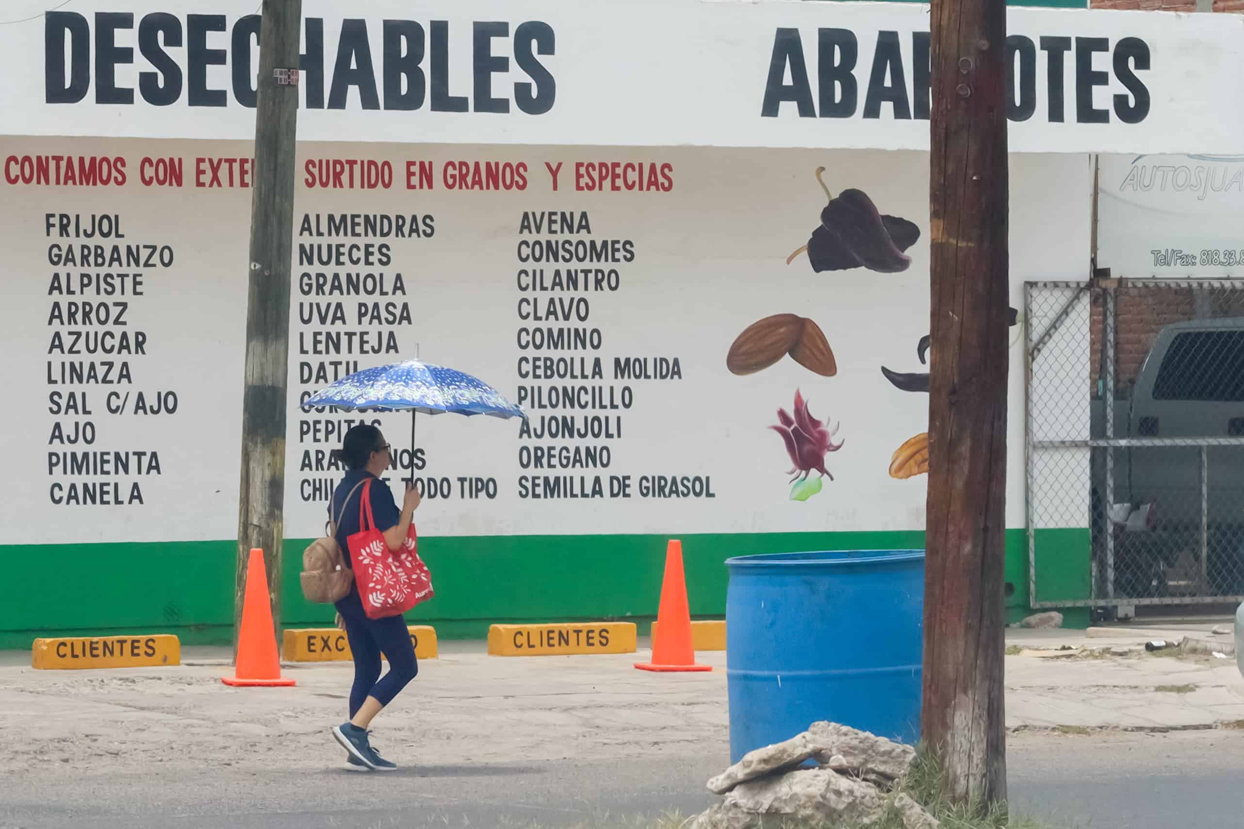 Personas cubriéndose el sol en Sinaloa por el calor