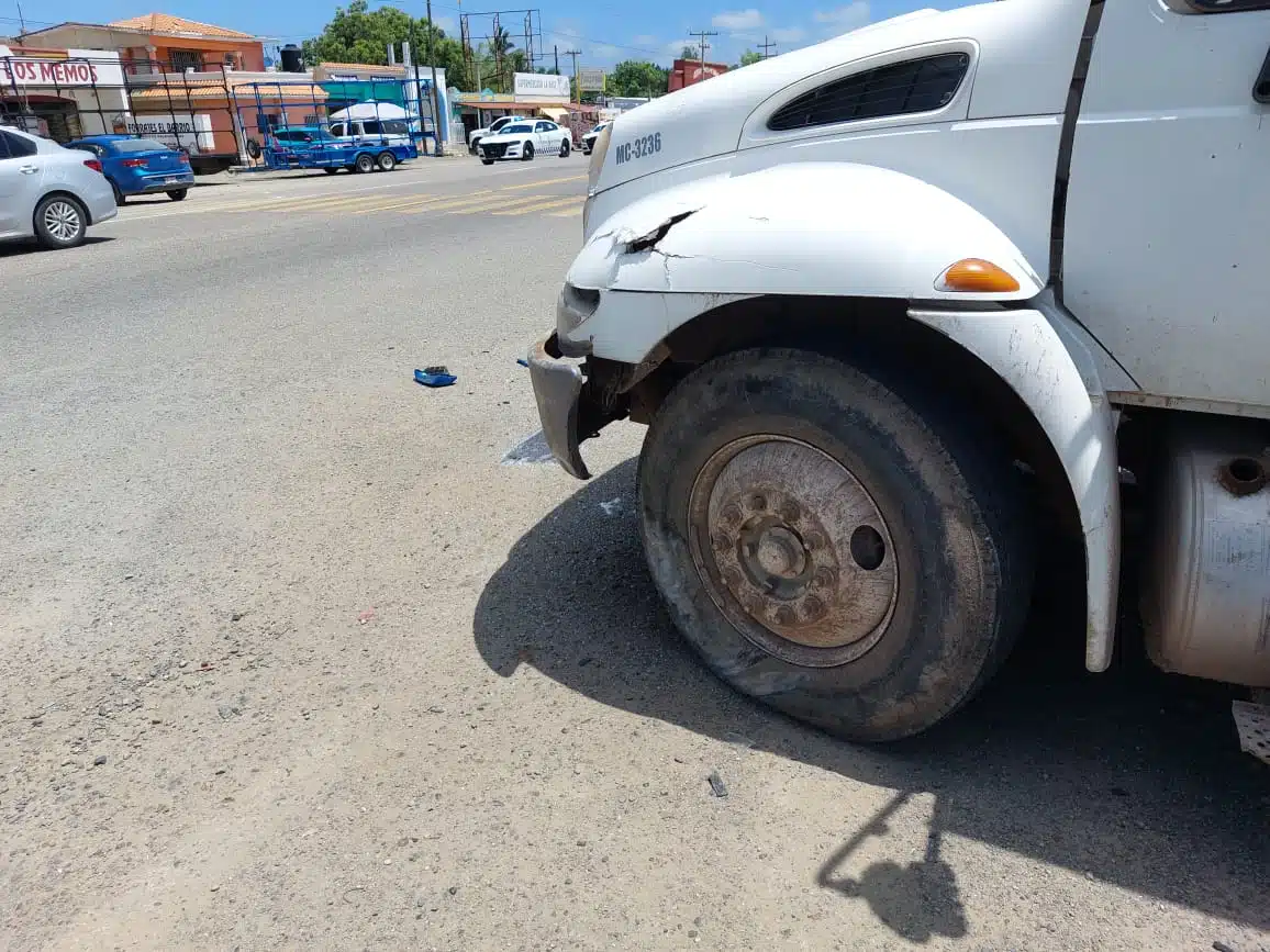 Camión que participó en un accidente triple choque en el entronque El Habal-La Noria en Mazatlán