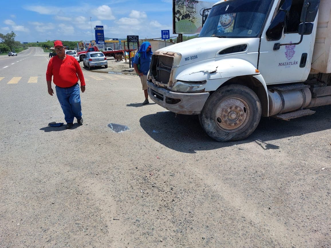 Camión que participó en un accidente triple choque en el entronque El Habal-La Noria en Mazatlán