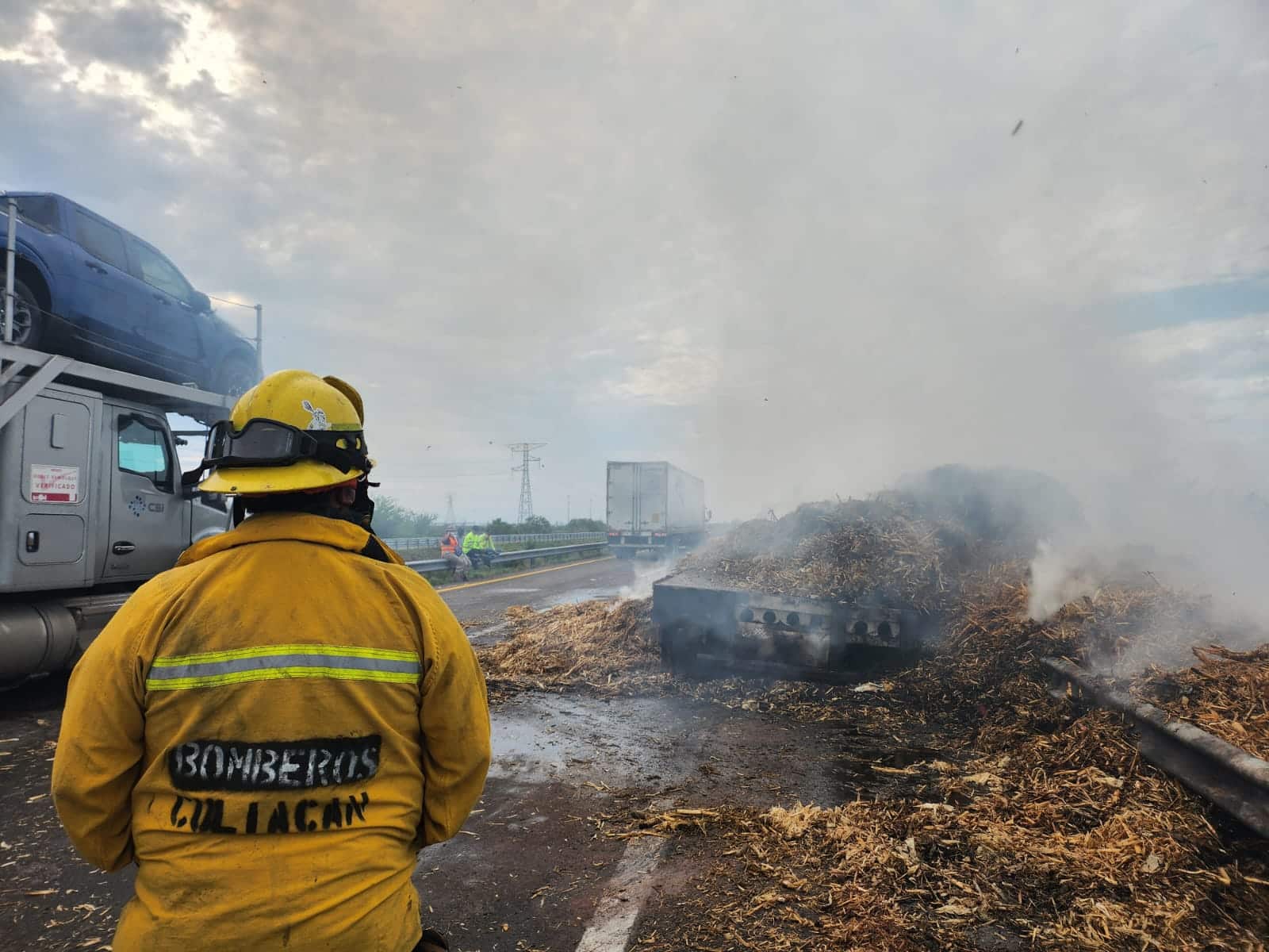 Camión se incendia por la carretera e incendia paja