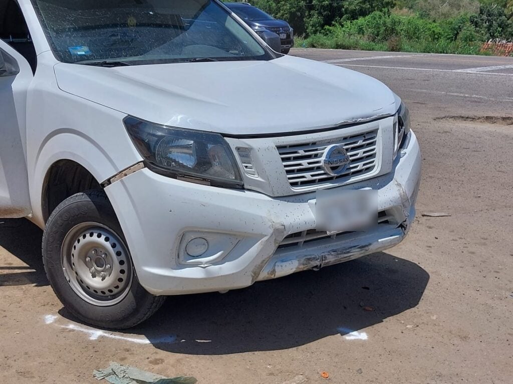 Camioneta que participó en un accidente triple choque en el entronque El Habal-La Noria en Mazatlán