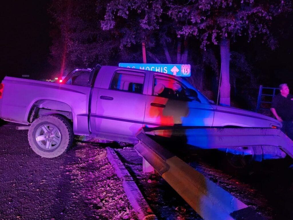 Camioneta Dodge Dakota tras chocar en Culiacán