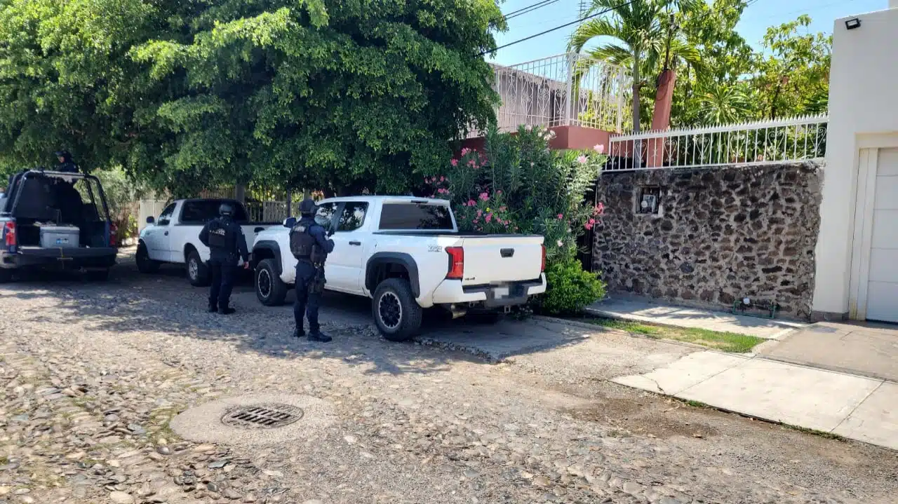 Camioneta blanca robada en Estados Unidos fue asegurada por policías estatales en Culiacán
