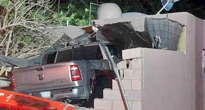 Camioneta choca con una casa en Sonora