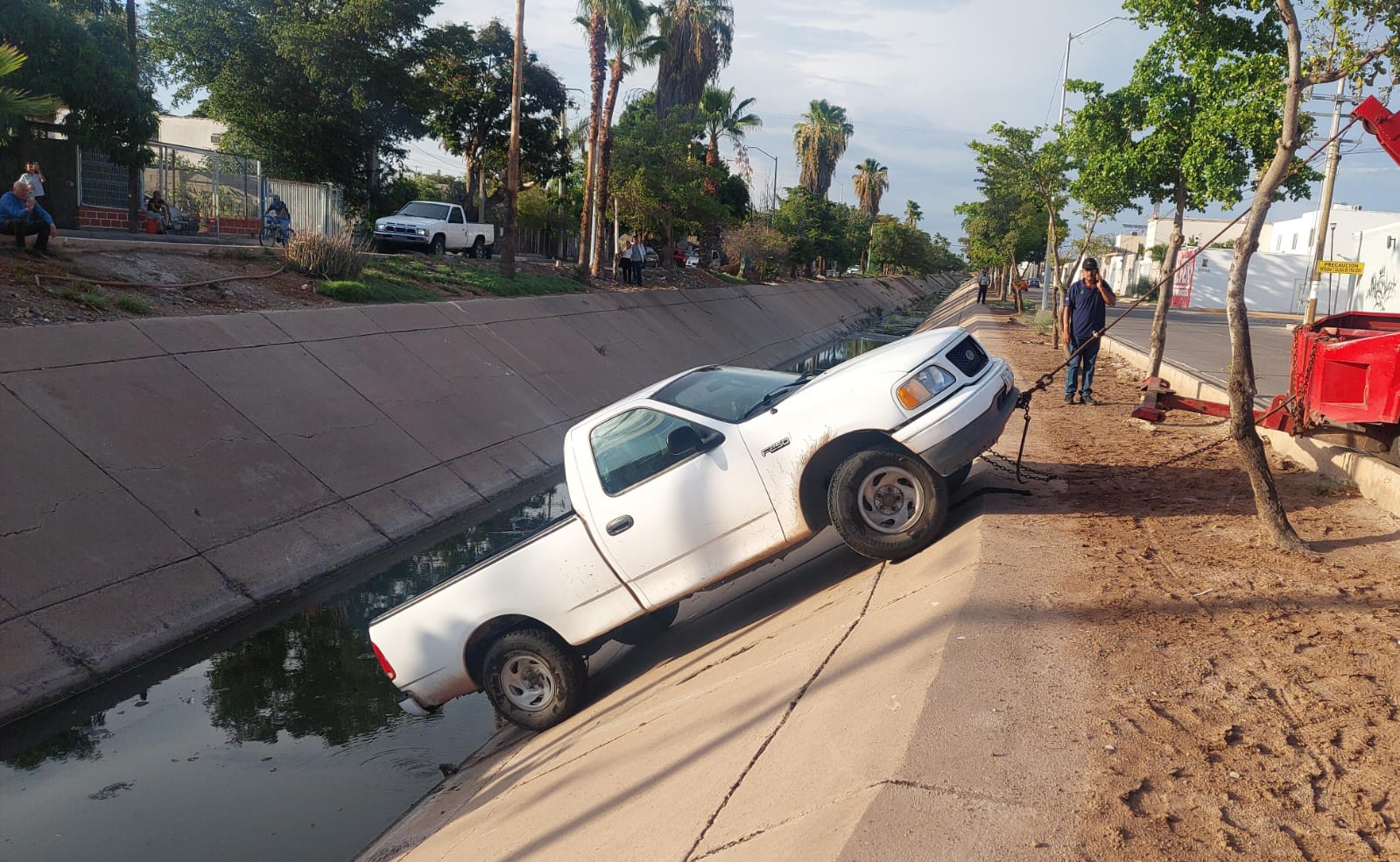 A la camioneta se le botó el cambio y terminó en un dren de Los Mochis