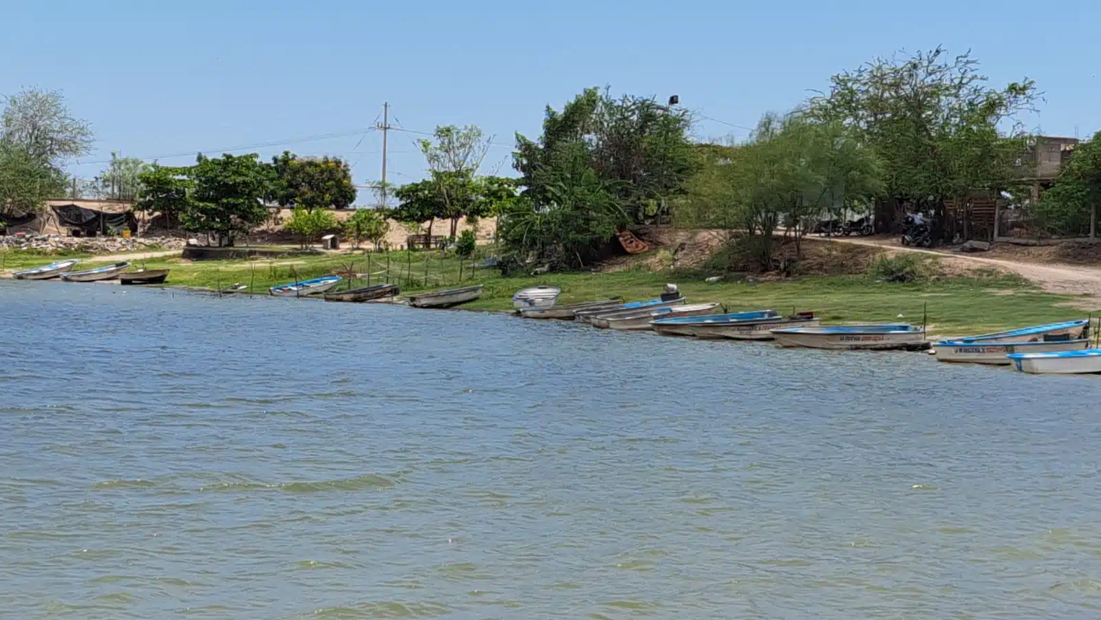 Lanchas en un campo pesquero en Sinaloa