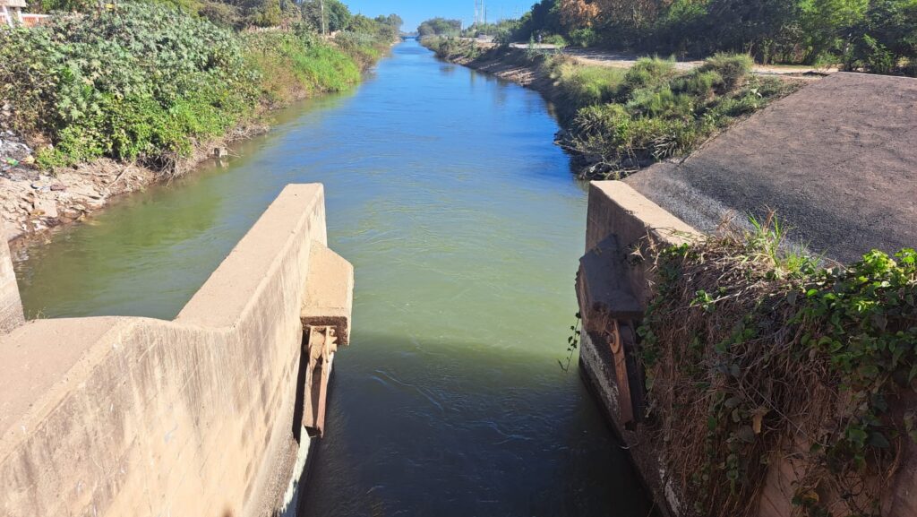 Canal con agua en Guasave