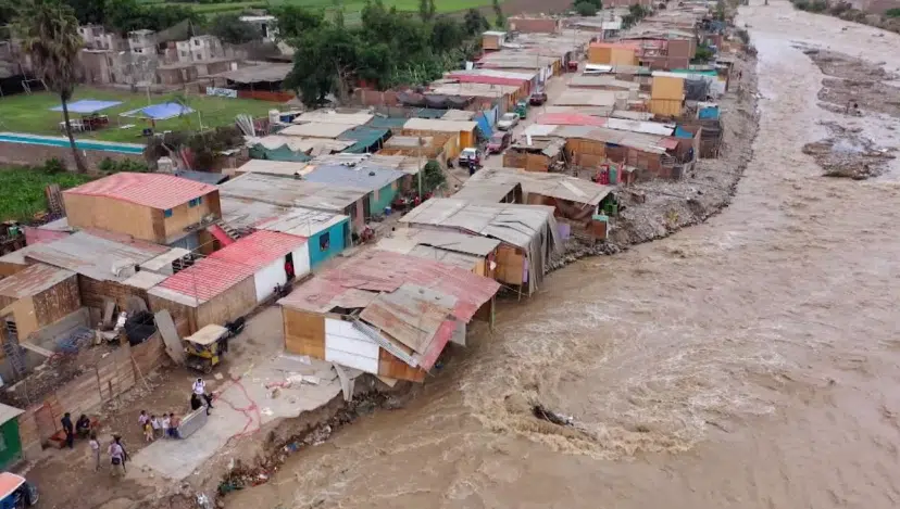 Deslizamiento en Perú deja varias casas destruidas; buscan a desaparecidos