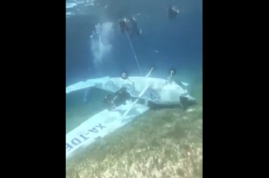 Avioneta se desploma y termina bajo el mar en Cozumel