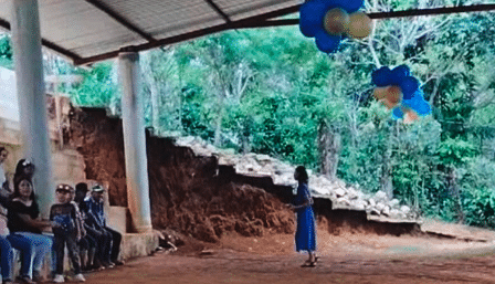 Niña graduada en escuela de Chiapas
