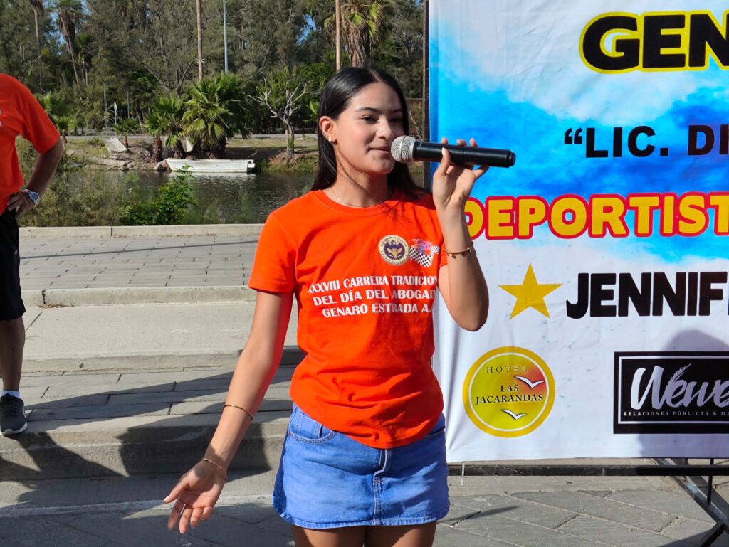 Mujer con un micrófono tras participar en una carrera en Mazatlán
