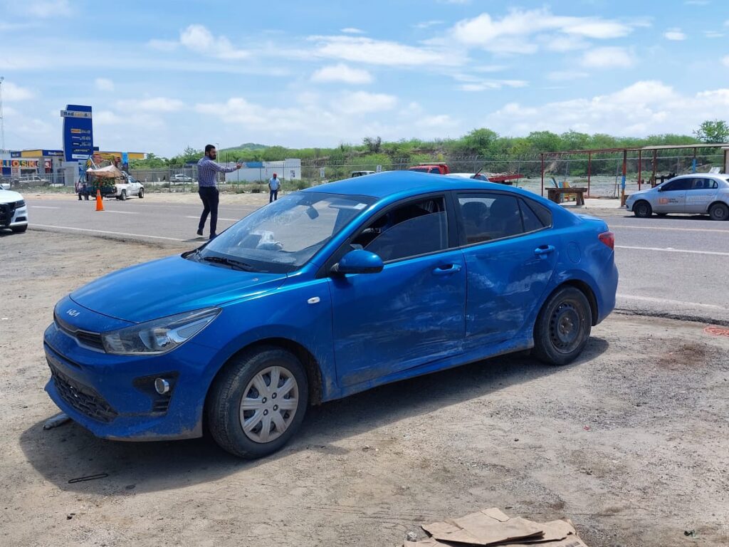Carro chocado tras un accidente en el entronque El Habal-La Noria en Mazatlán