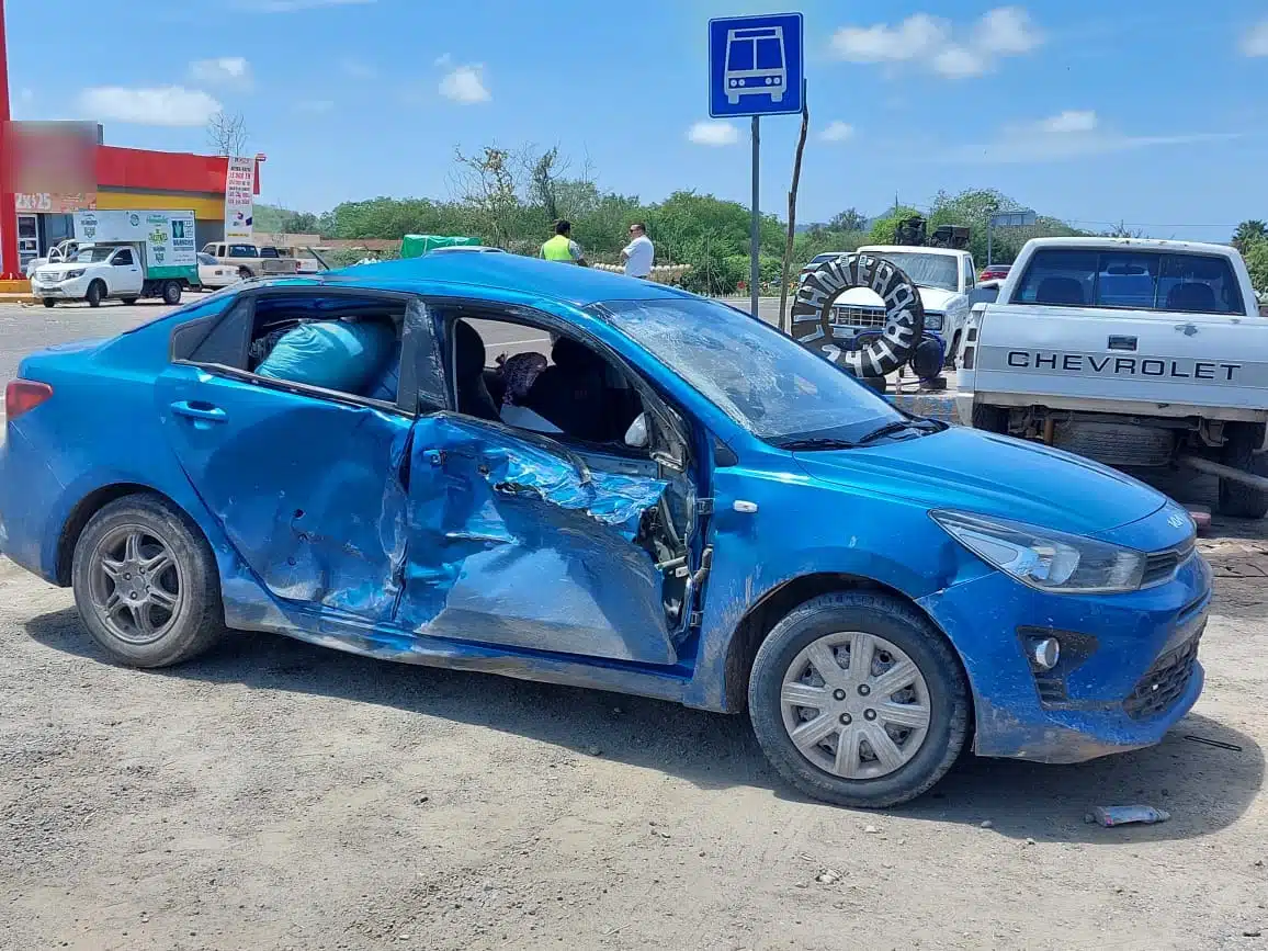Carro chocado de las puertas del copiloto tras un accidente en el entronque El Habal-La Noria en Mazatlán