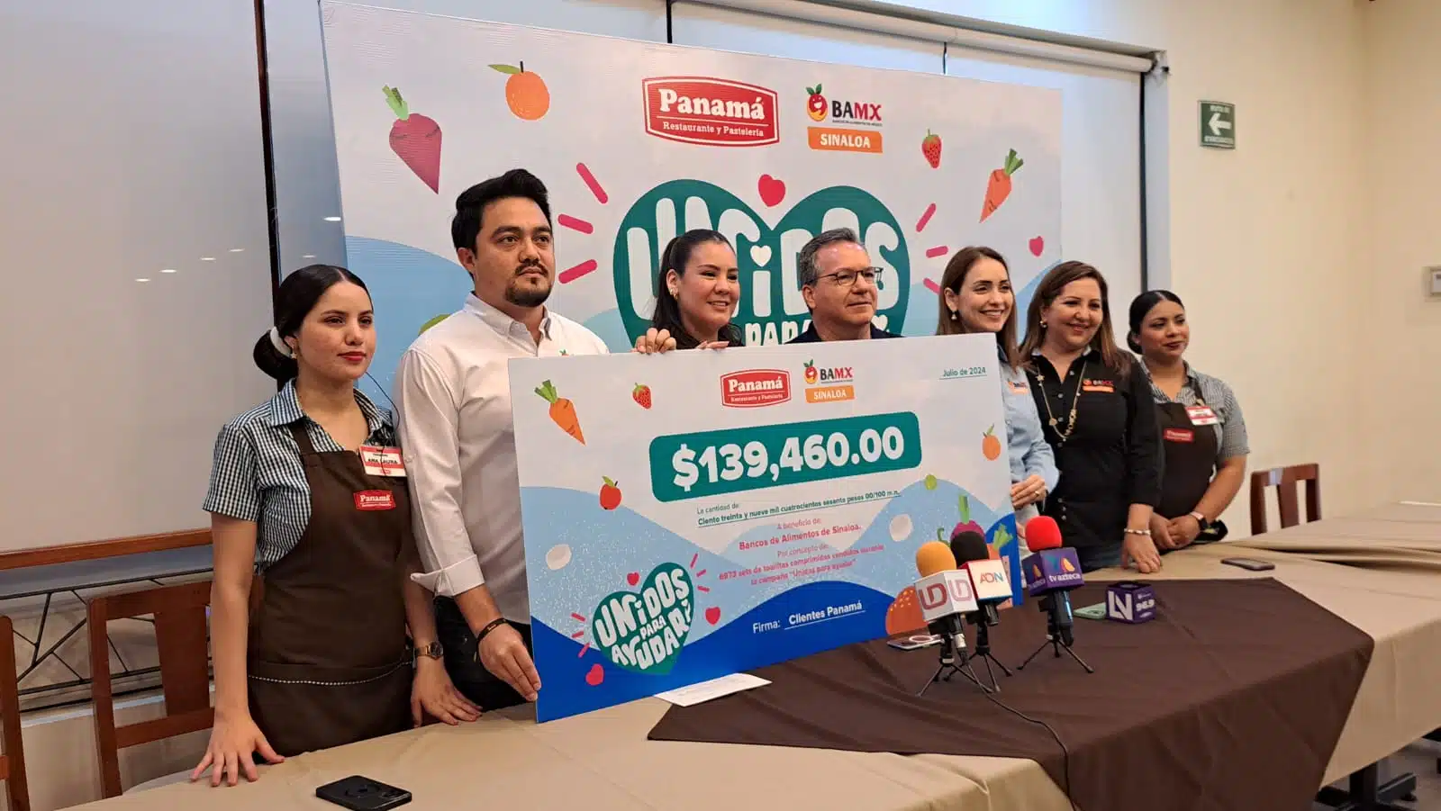 Grupo Panamá con un cheque simbólico que fue recabado durante la campaña 