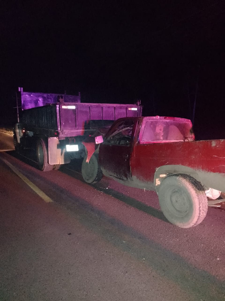 Camioneta impactada en la parte trasera de un camión