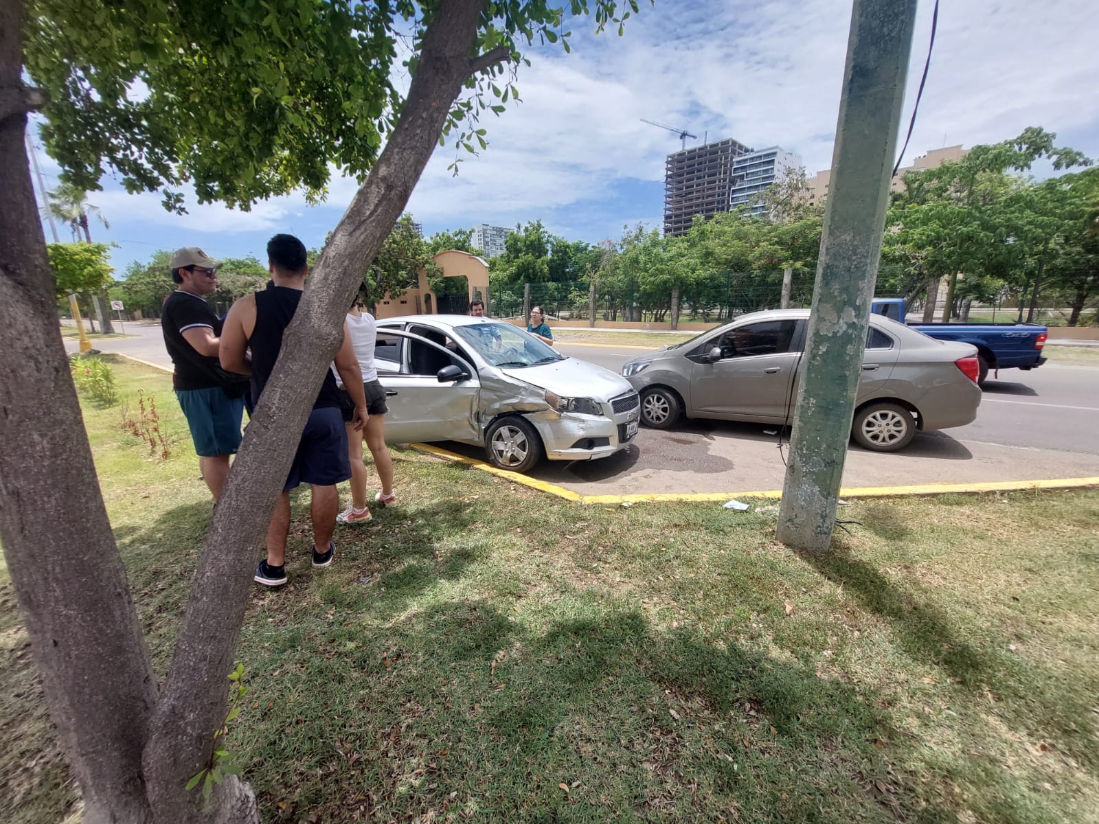 Choque entre vehículos por la calle Leonismo Internacional