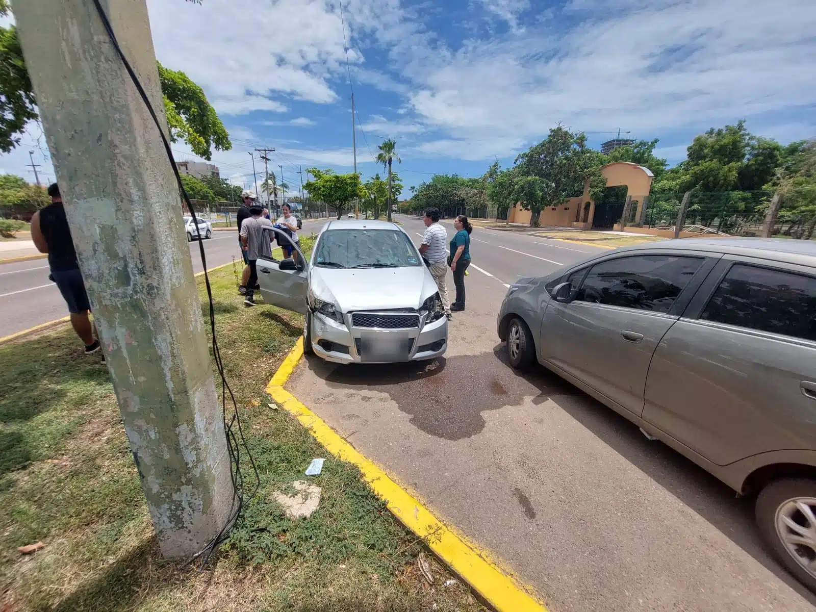 Choque entre vehículos por la calle Leonismo Internacional