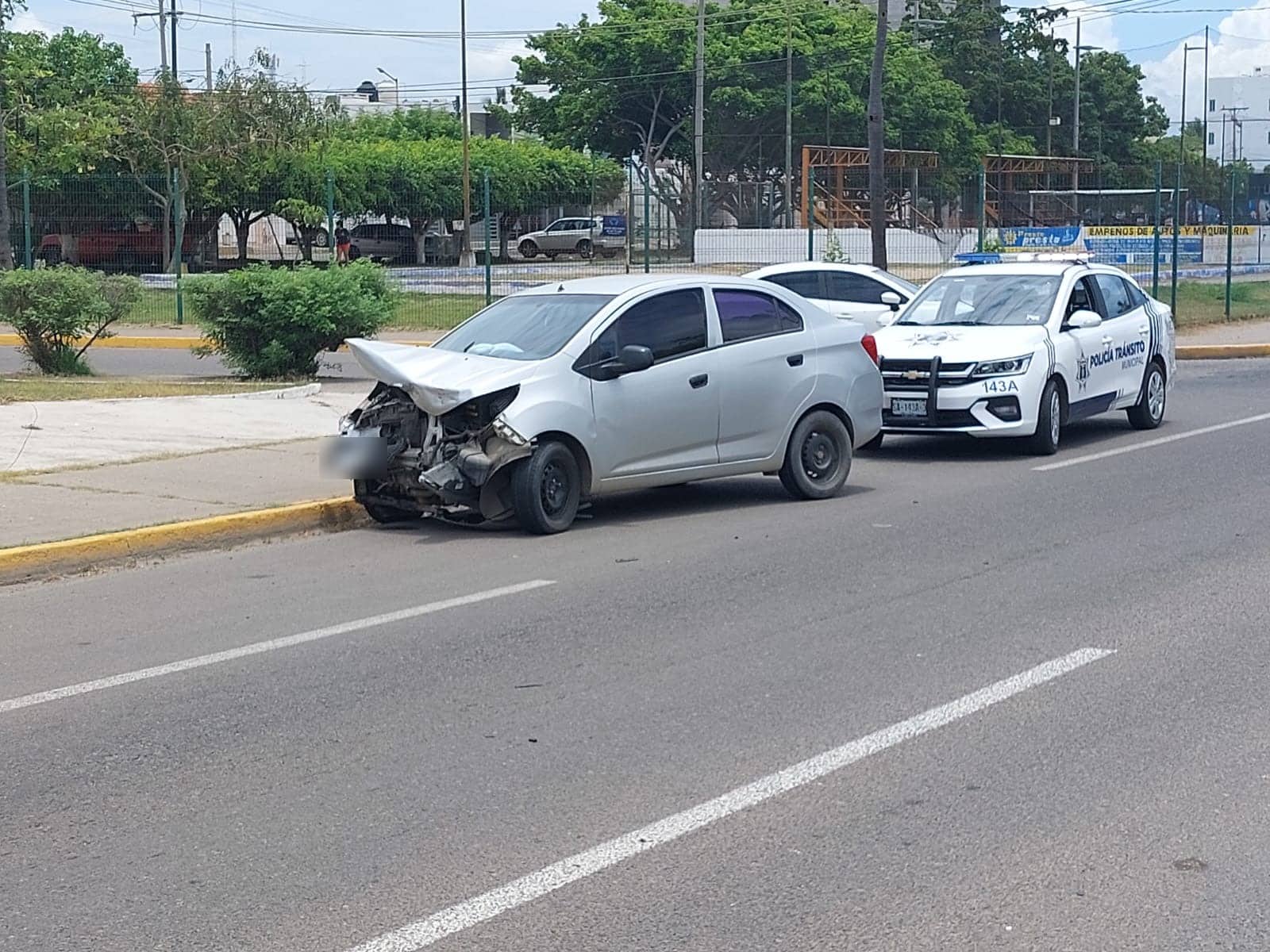 Choque entre vehículos por la calle Leonismo Internacional