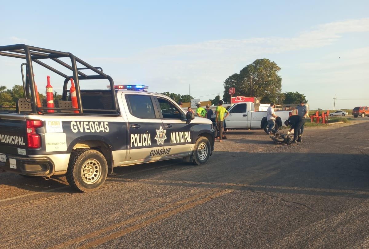 La policía de Guasave llega al lugar del accidente de tránsito