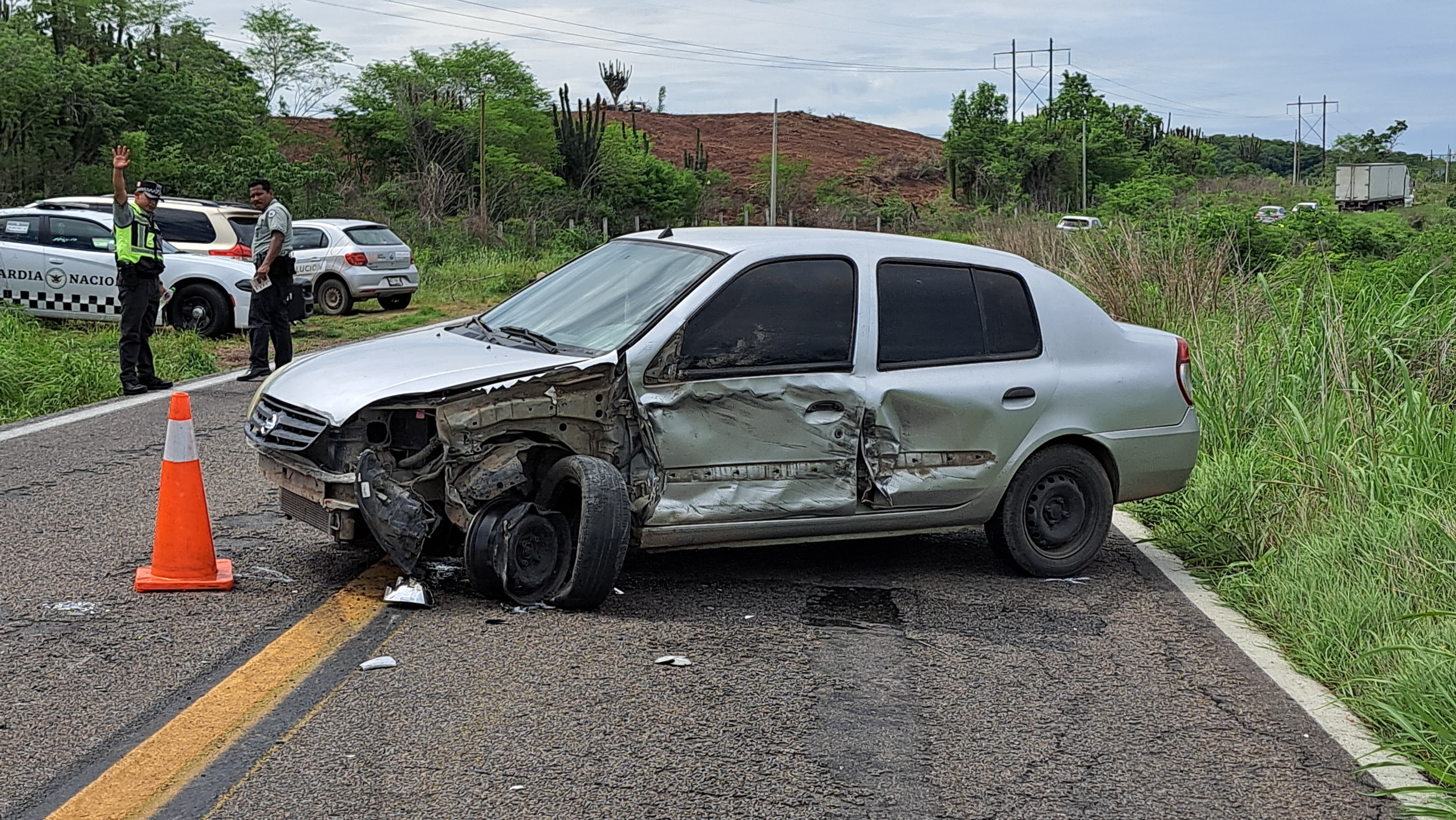 Choque entre un camión de carga y un automóvil