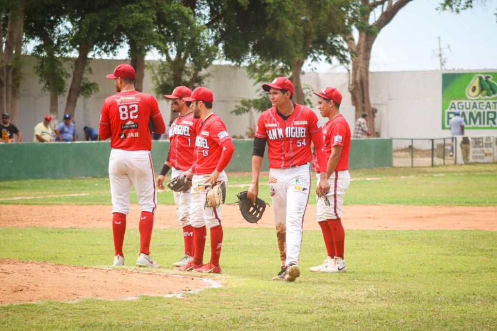 El cañonero zurdo, Christian Navarro, en la charla con el infield y el pitcher, Jorge Rivera