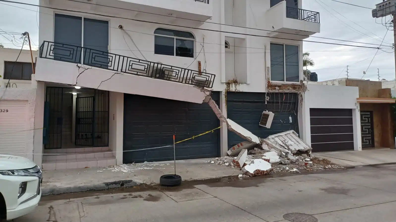 Colapsa balcón de departamentos en Culiacán