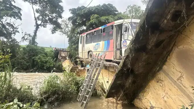 Se desploma puente con autobús de pasajeros en Veracruz; hay un muerto y 6 heridos