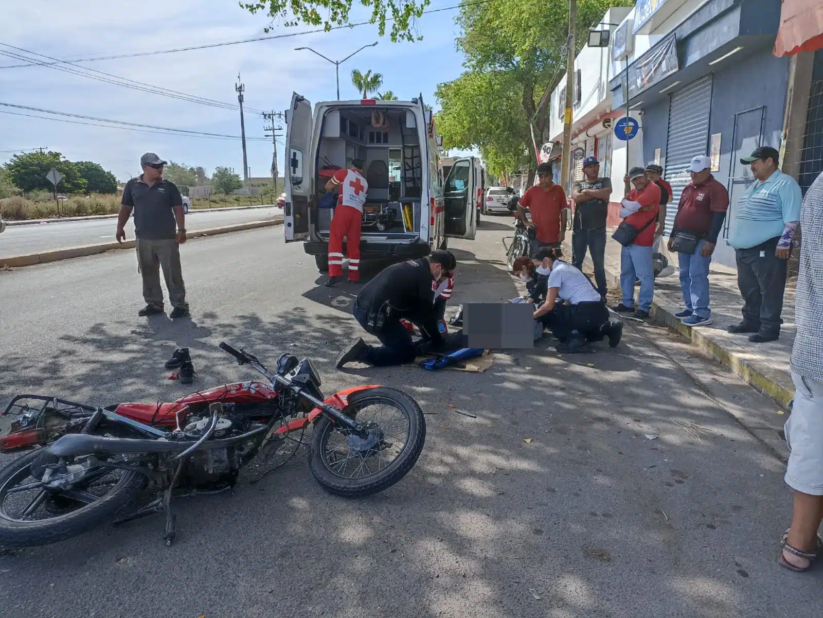 Con lesiones de gravedad se encuentra motociclista arrolladlo por un tráiler