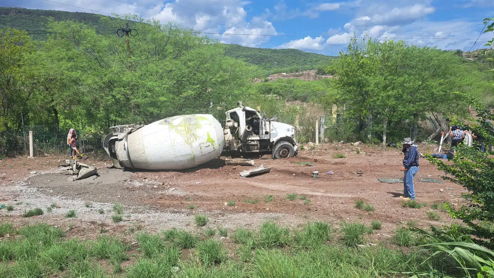 Conductor de revolvedora queda lesionado en salida en la México 15