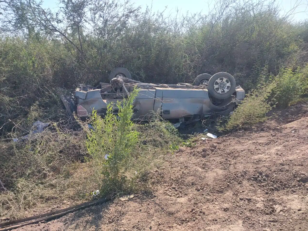 Conductor pierde el control sobre la carretera Los Mochis-Ahome y termina volcado