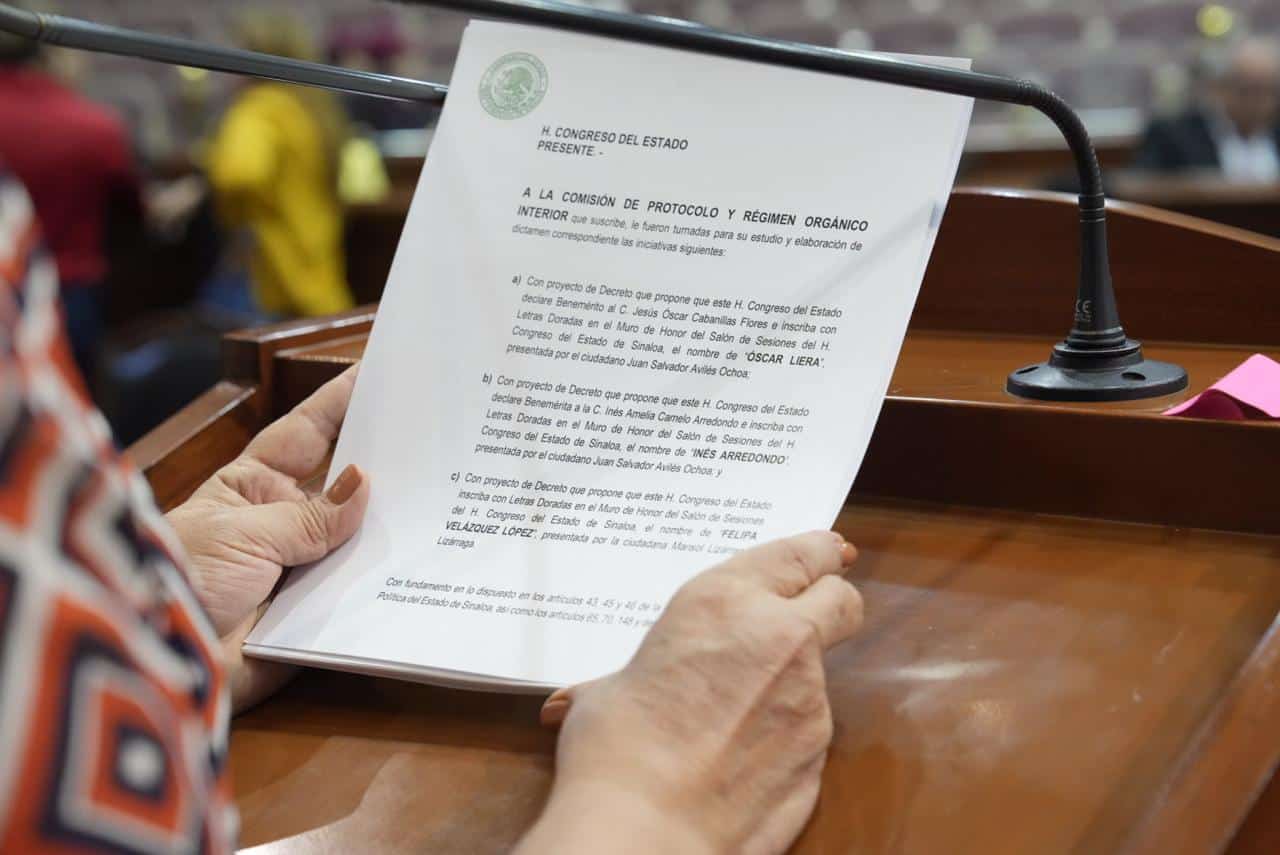 Documento siendo leído en el Congreso del Estado