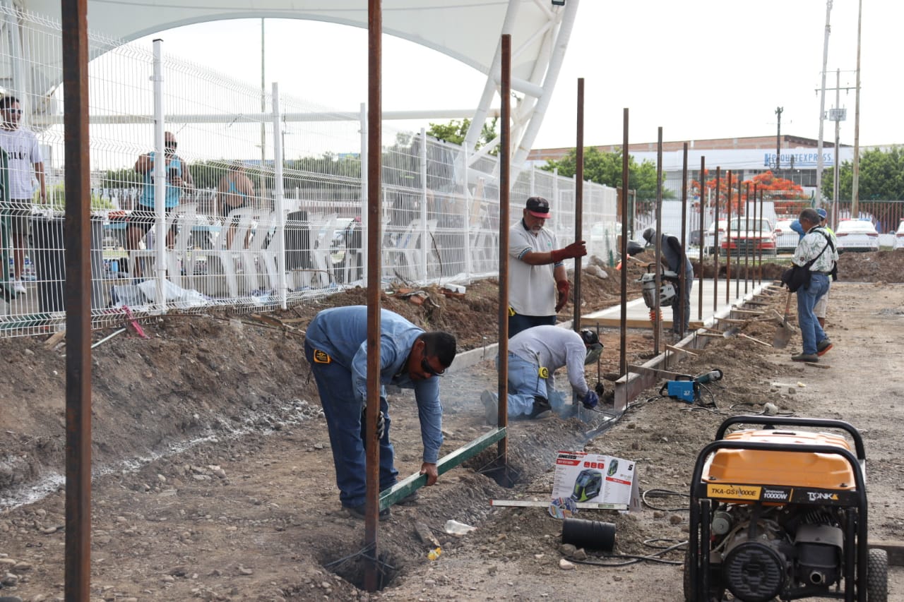 Construyen cancha de futbol soccer en la unidad deportiva Sahop