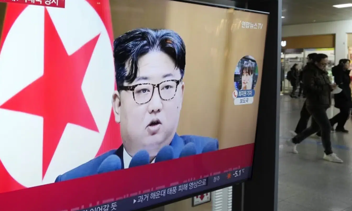 Un televisor muestra una imagen de Kim Jong-un