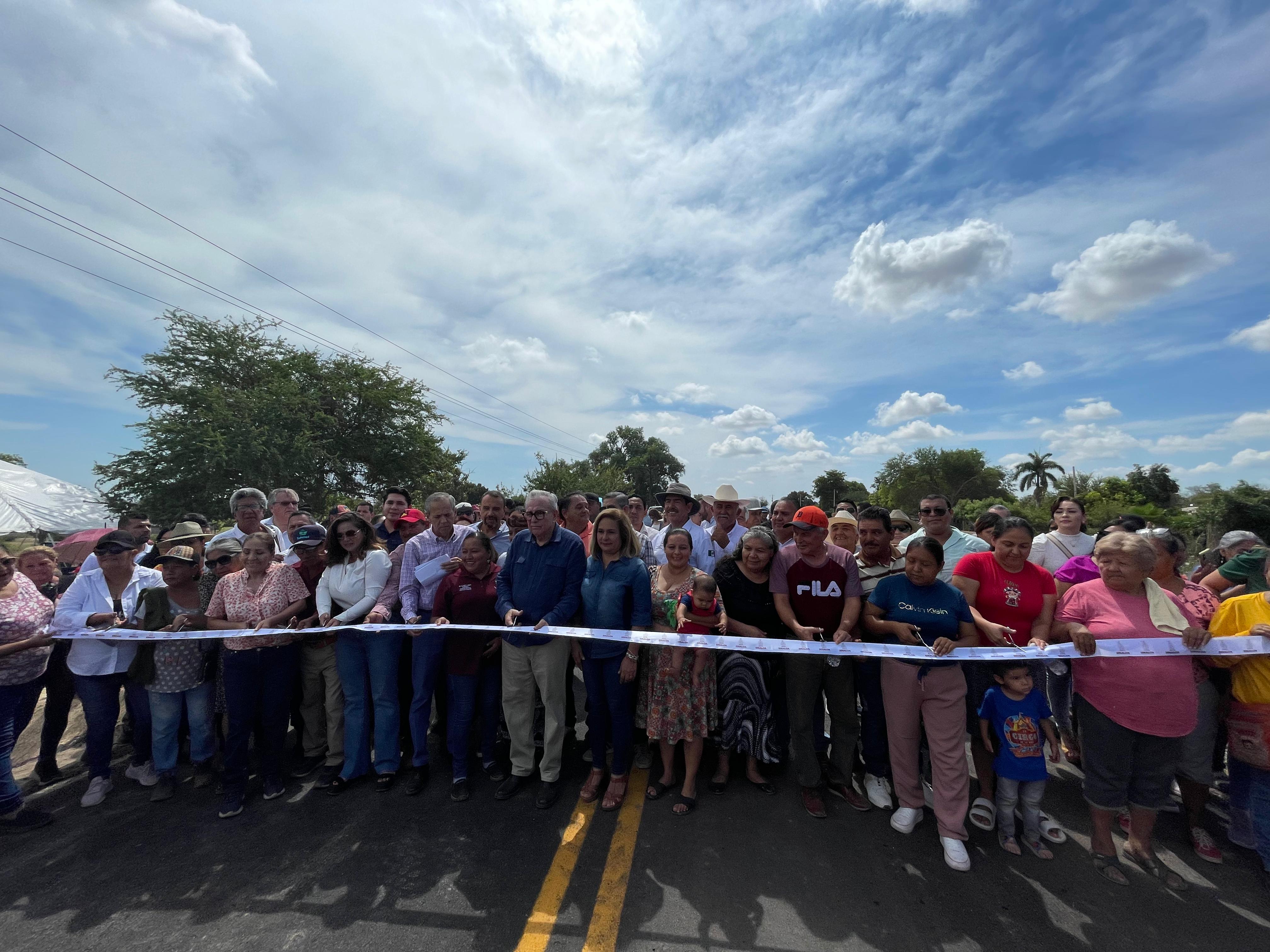 Corte de listón de la inauguración de la carretera internacional México 15 con la comunidad indígena de Goros Dos, Ahome,