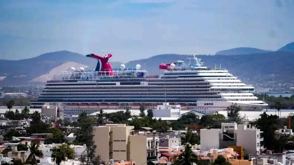 Crucero en el puerto de Mazatlán