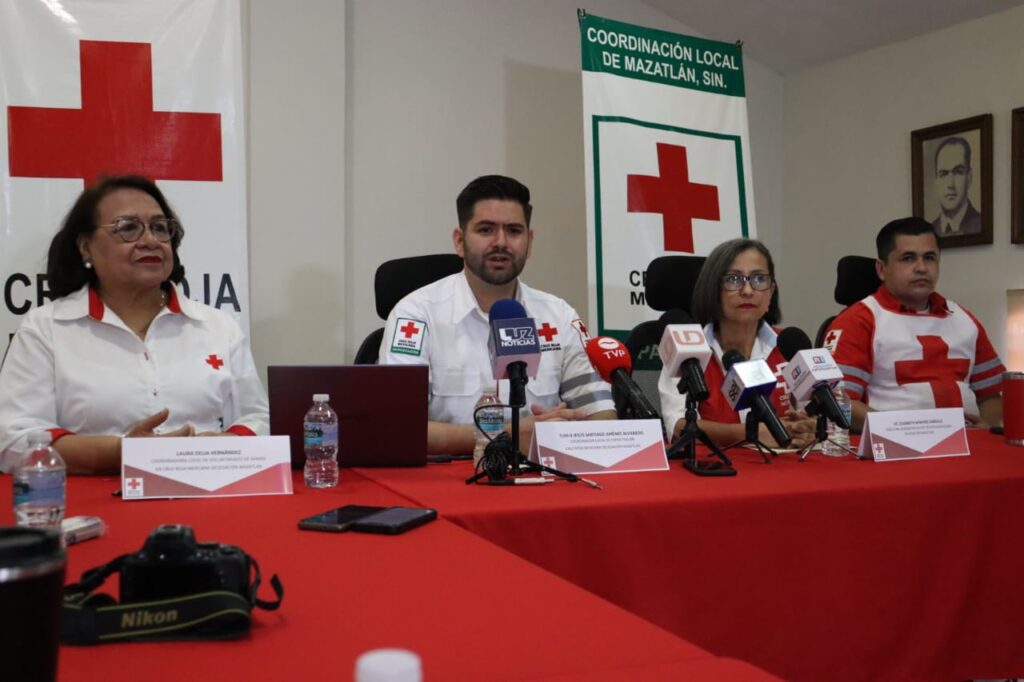 Personal de la Cruz Roja Mexicana de Mazatlán