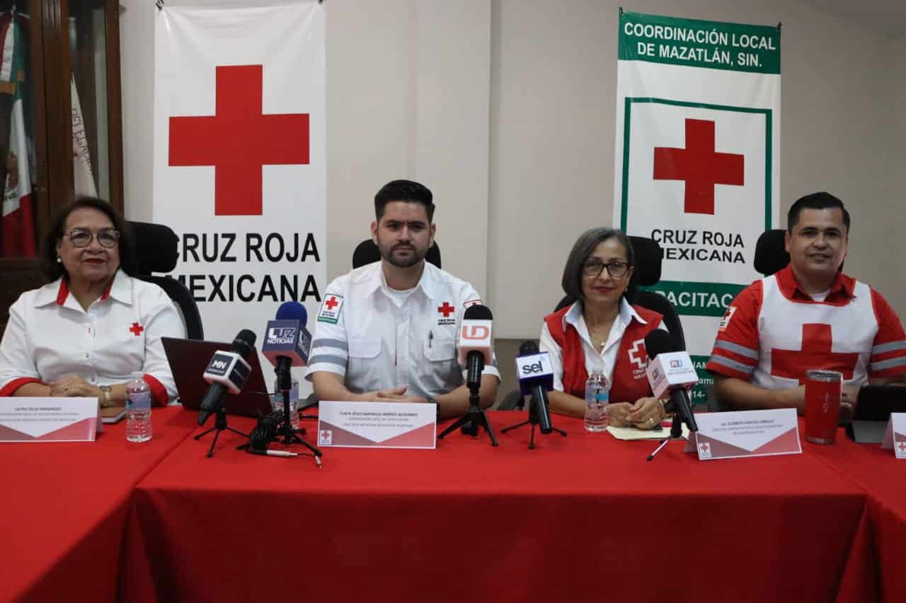 Personal de la Cruz Roja Mexicana de Mazatlán