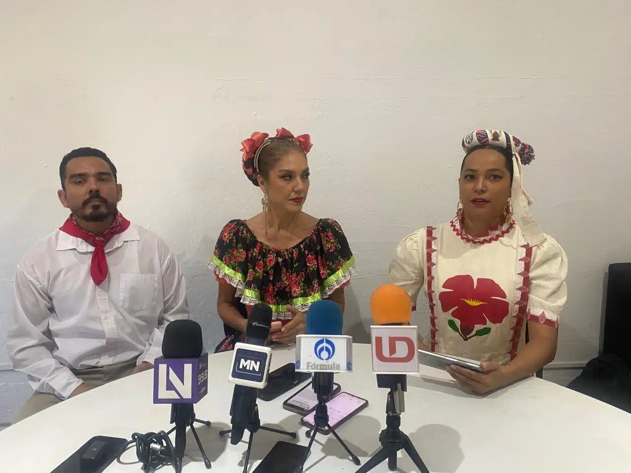 Miembros del Instituto de Investigación y Difusión de la Danza Mexicana hablando sobre la organización del Congreso Nacional de Danza