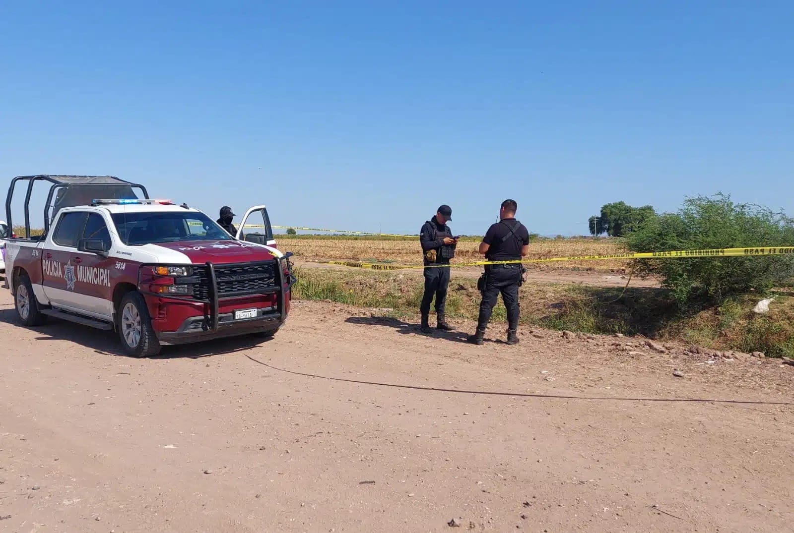 Escena donde fue encontrado sin vida un hombre en el ejido 20 de Noviembre Viejo, Ahome.