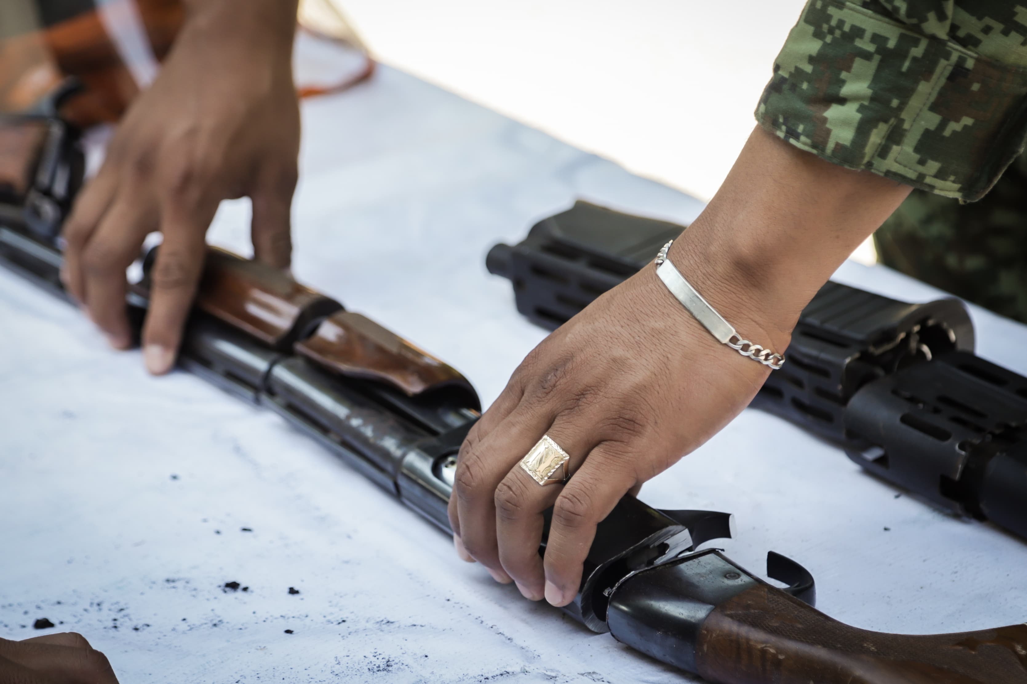 Militar con arma de fuego