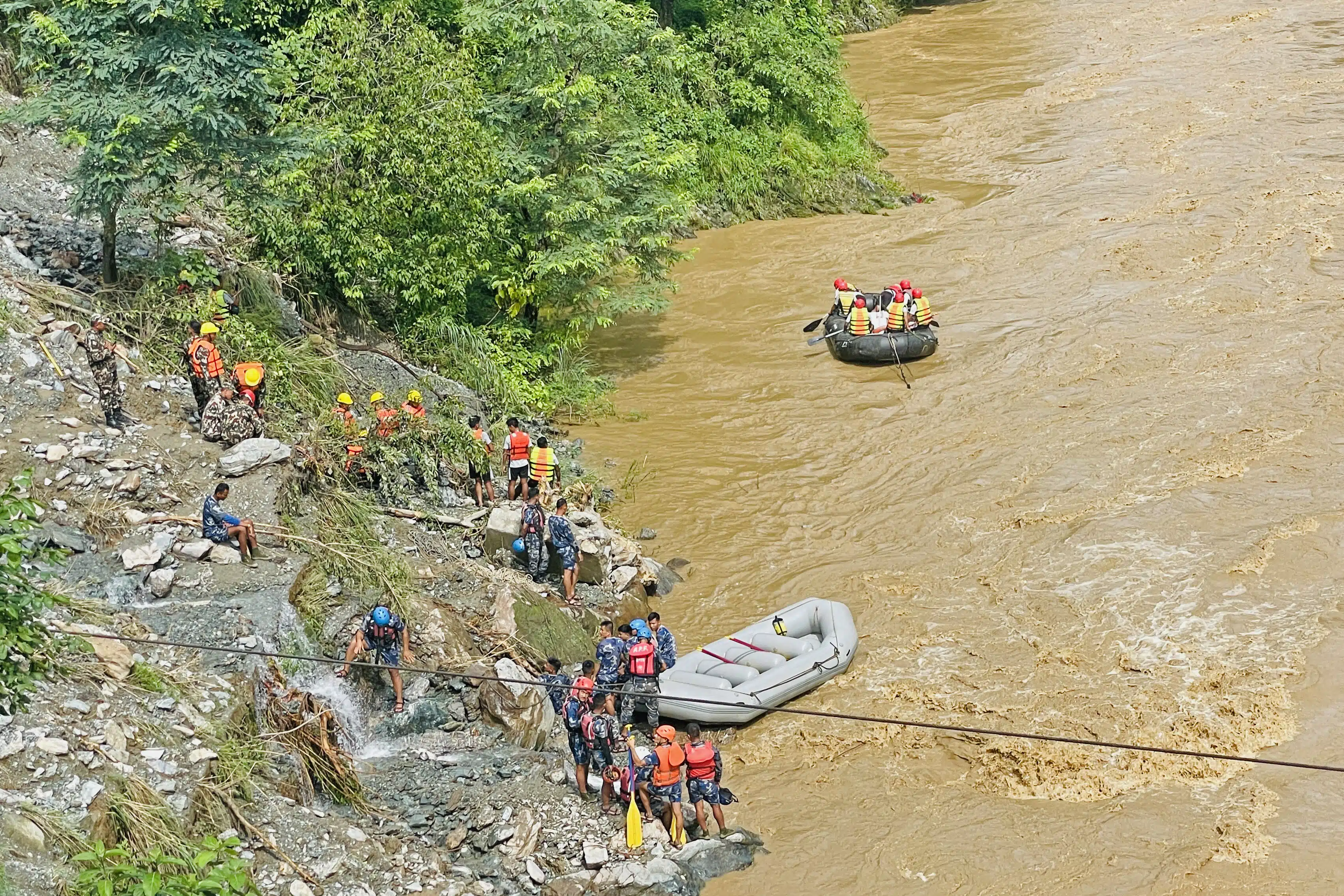 Deslave por lluvias arrastra varios autobuses en Nepal; al menos 63 desaparecidos