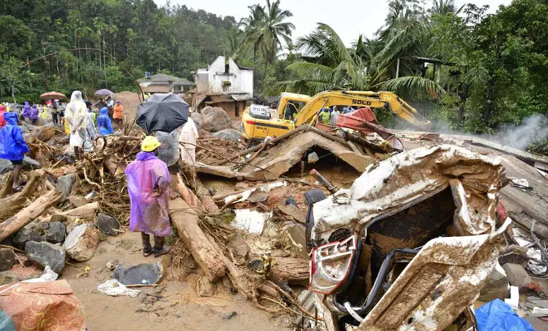 Deslizamientos de tierra dejan 108 fallecidos en India; las lluvias persisten