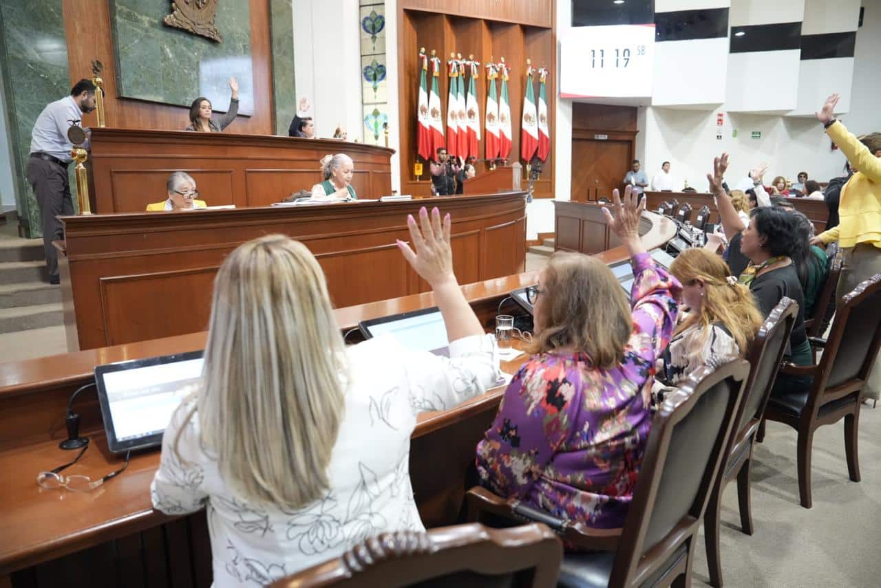 Diputados aprobando iniciativa en el Congreso del Estado