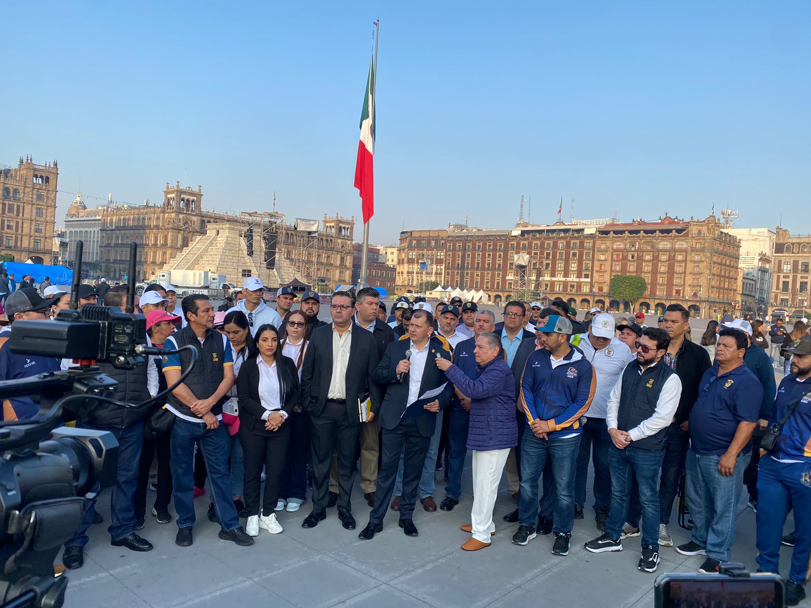 Directivos y maestros de la UAS acuden al Zócalo de la CDMX para mostrar apoyo a Jesús Madueña