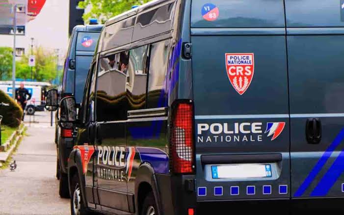 Disputa familiar en París; hombre arroja a sus hijos desde la venta y luego se quita la vida