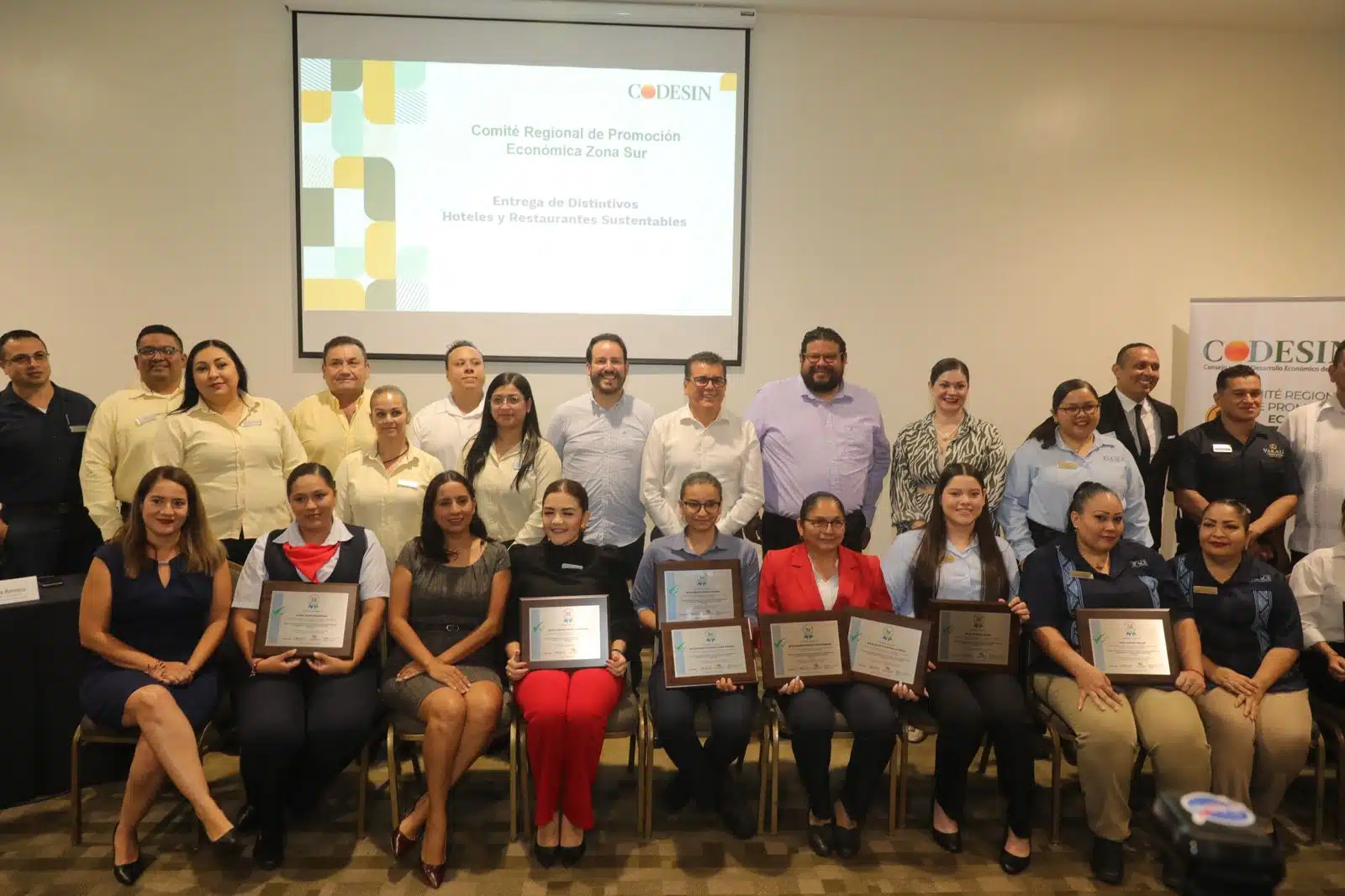 Dirigentes de hoteles y restaurantes de Mazatlán con su distintivo otorgado por Codesin