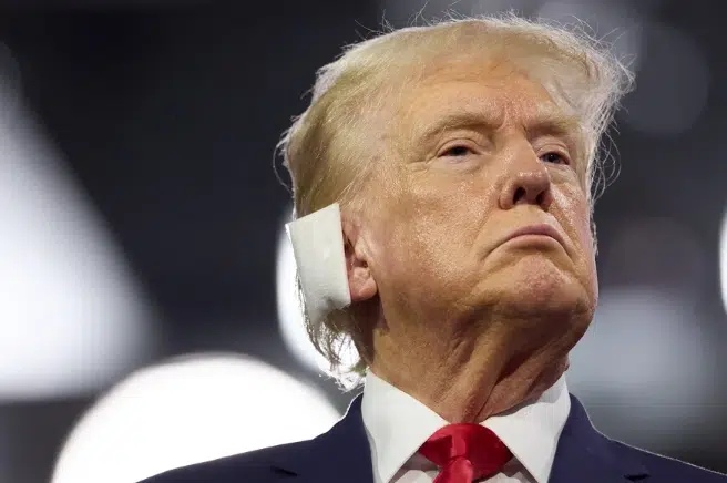 ¡Donald Trump impone tendencia! Simpatizantes vendan sus orejas en apoyo tras atentado