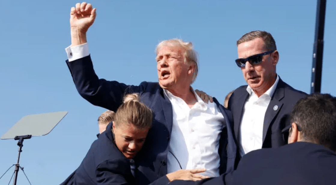 Guardias de seguridad sacan a Trump del escenario