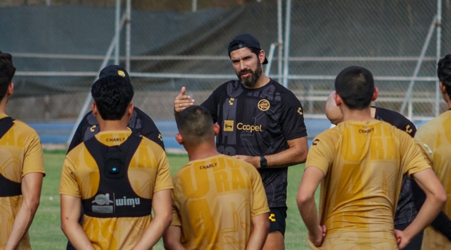 Sebastián “Loco” Abreu conversando con el equipo Dorados de Sinaloa